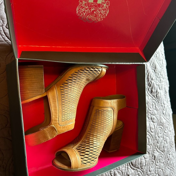 Vince Camuto Lavette Dark Sand Tan Waxy Juba Calf Leather Block Heel Bootie 9 - Picture 1 of 13